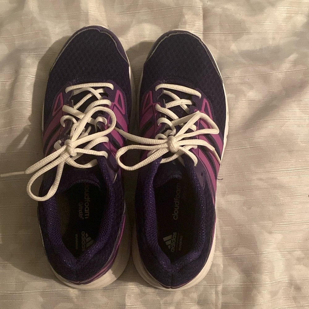 Pre-owner adidas shoes
